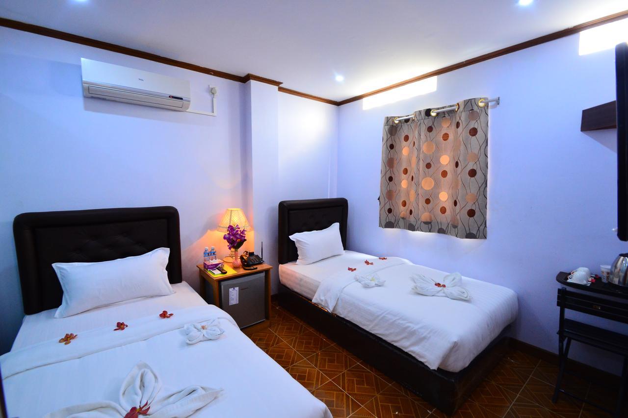Woodland Hotel Янгон Экстерьер фото